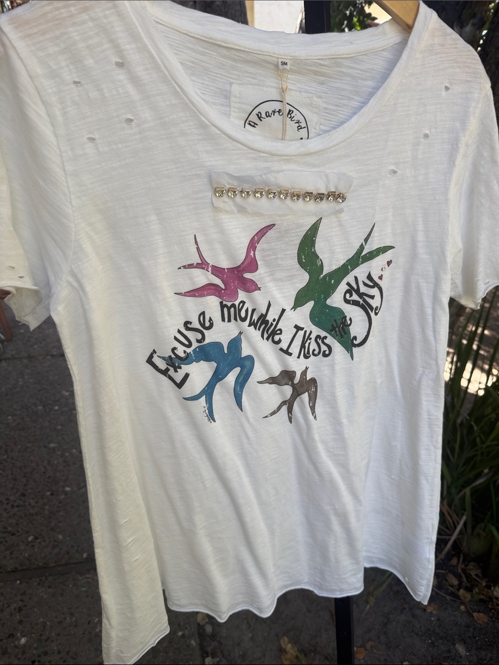 White Short-Sleeve Graphic Tee with Multicolor Birds - A Rare Bird